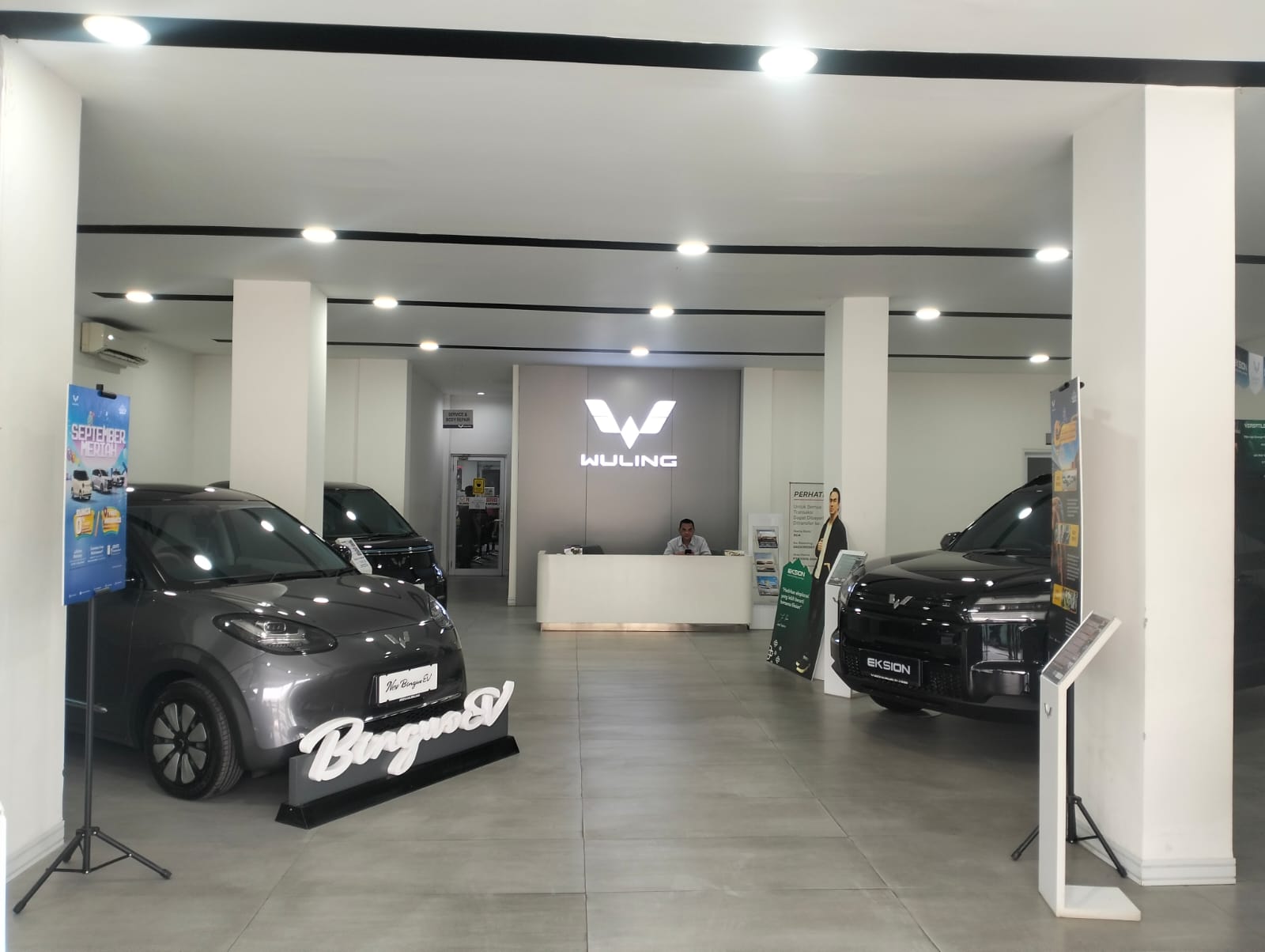 Suasana showroom dan layanan penjualan mobil Wuling